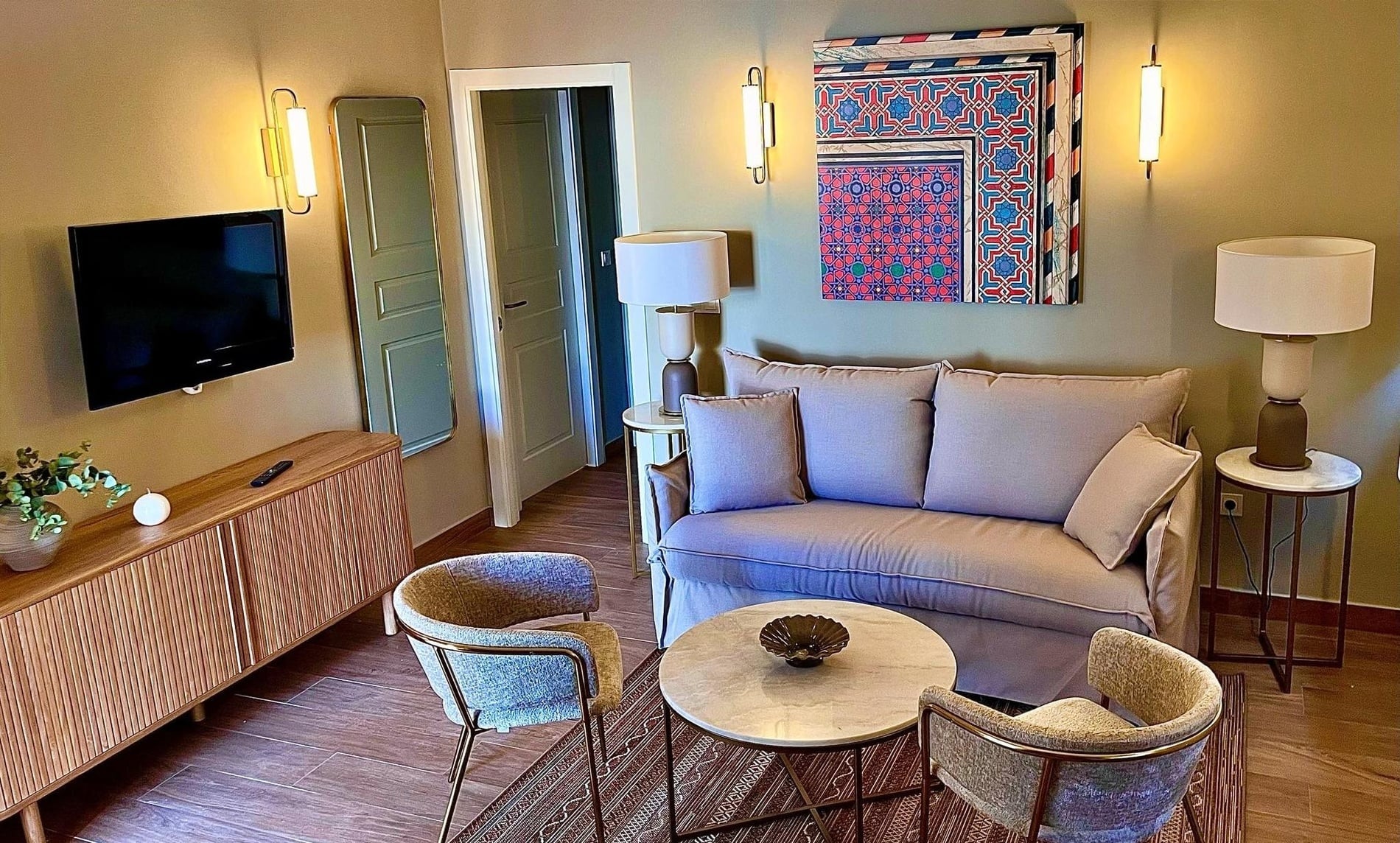 una habitación con una cama y una mesa y sillas