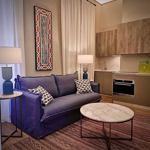 una sala de estar con un sofá púrpura y una mesa de café