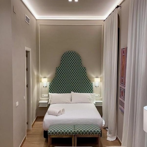 una habitación de hotel con una cama y un sofá