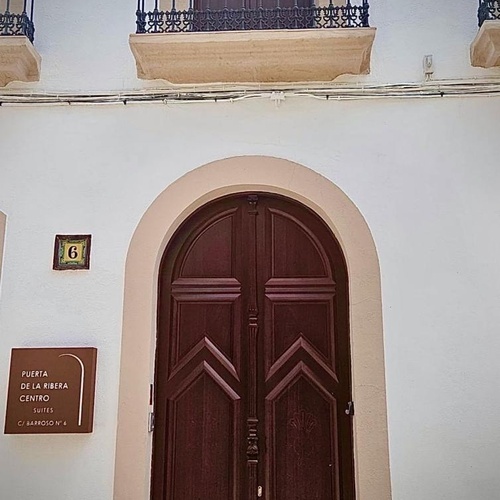 una puerta de madera con la número 6 encima