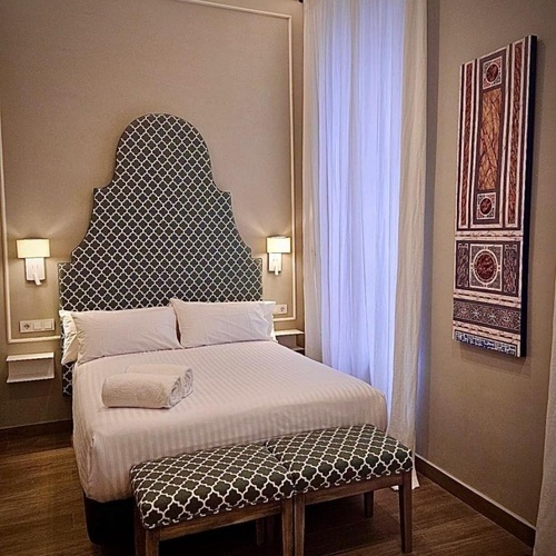 una habitación con una cama y una pintura en la pared