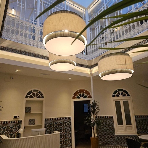 una habitación con lámparas colgando del techo