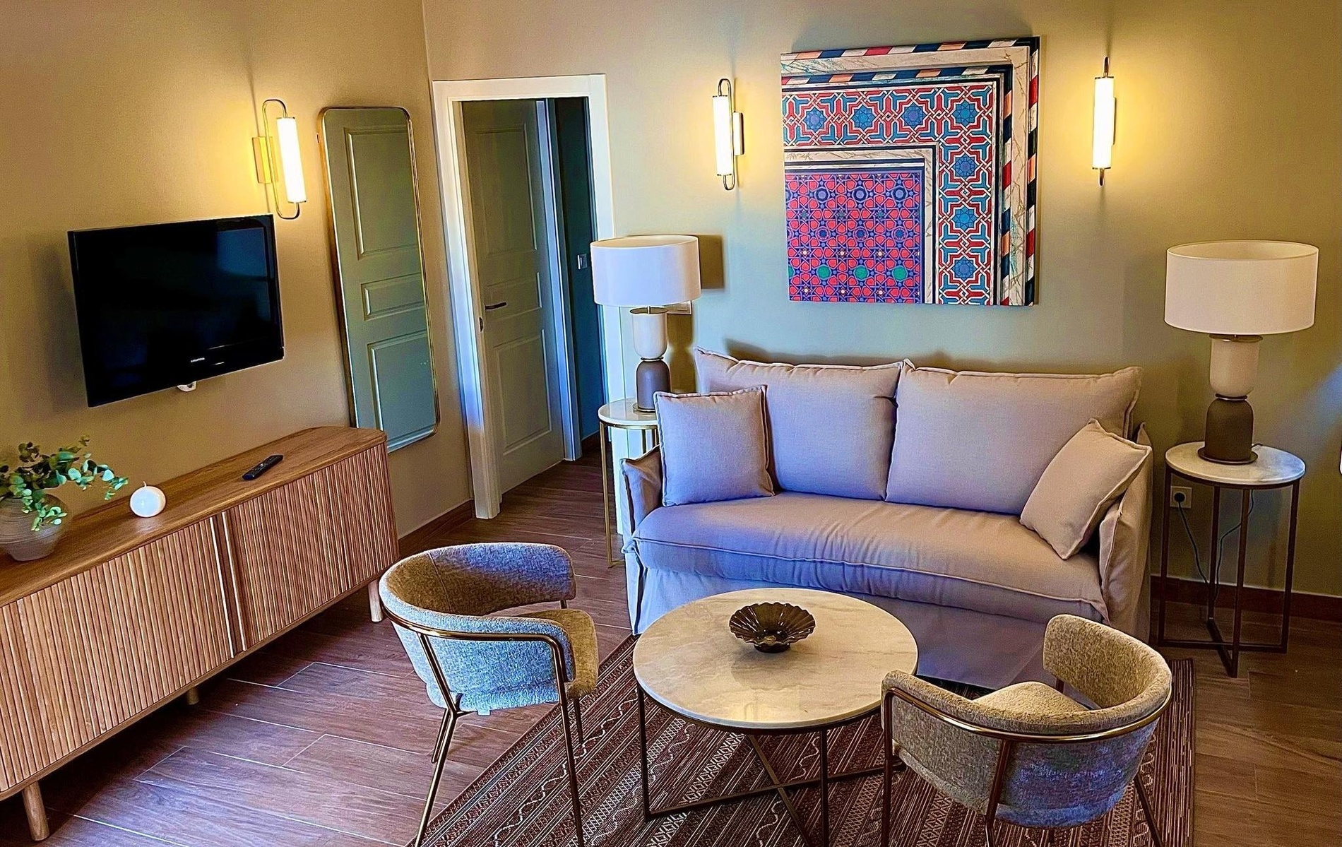 una habitación con una cama y una mesa de comedor