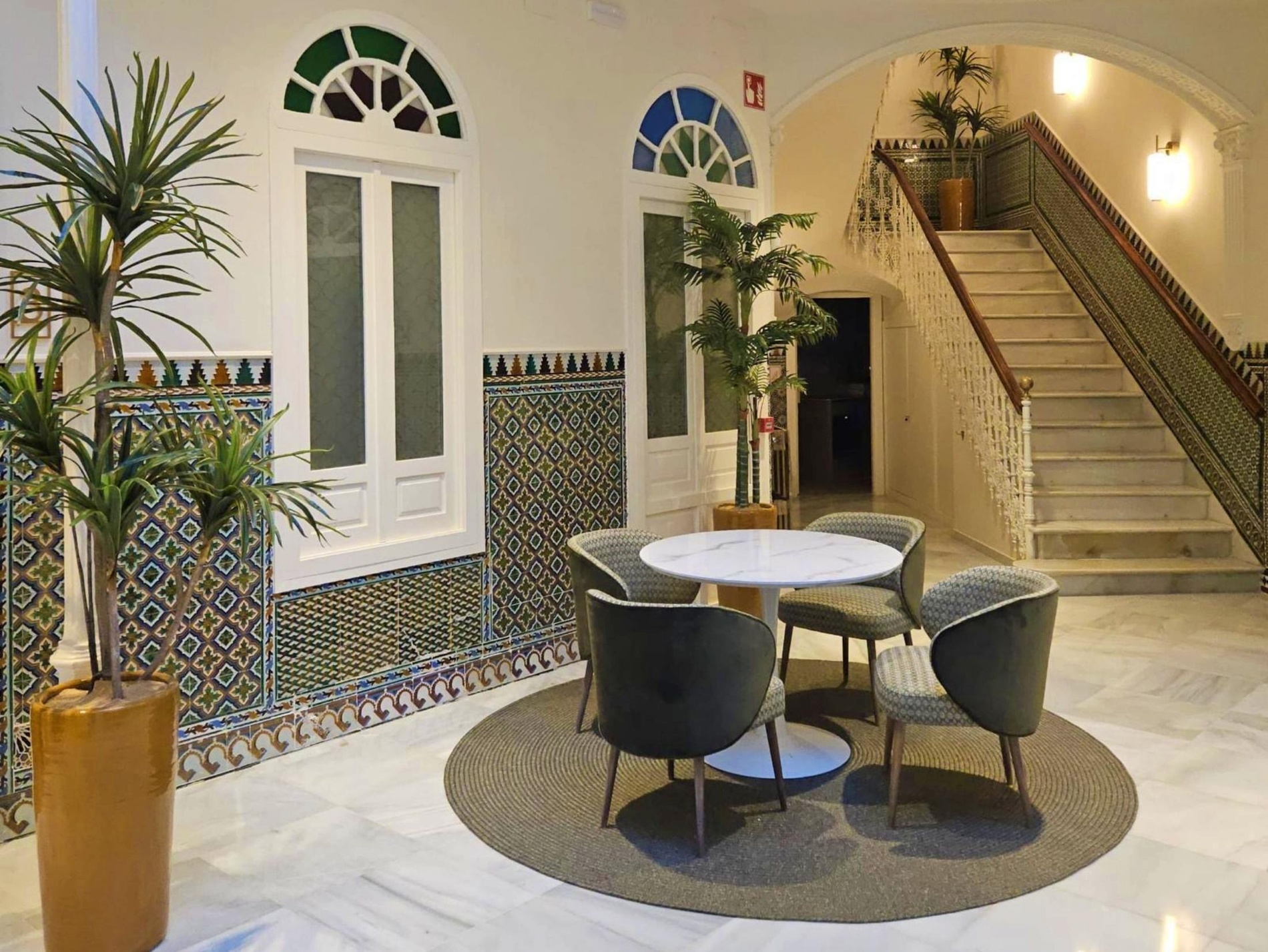 una sala de estar con un sofá y una mesa