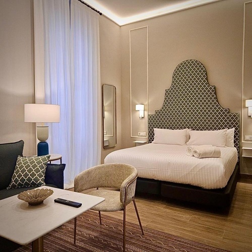 una habitación de hotel con una cama y una silla