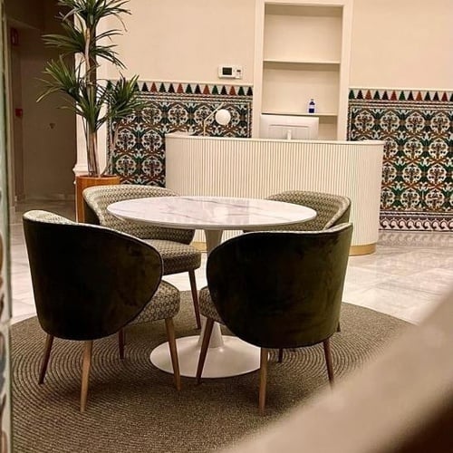 una sala de estar con una mesa y cuatro sillas