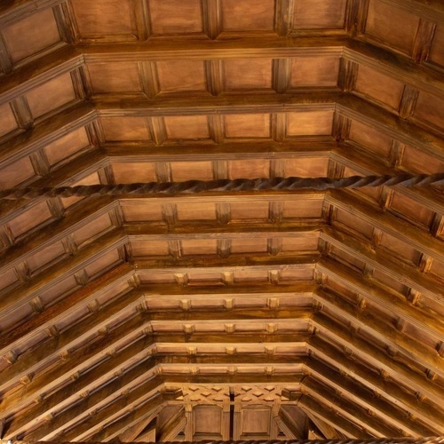 un plafond en bois avec beaucoup de poutres en bois