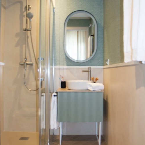 une salle de bain avec un lavabo et une douche