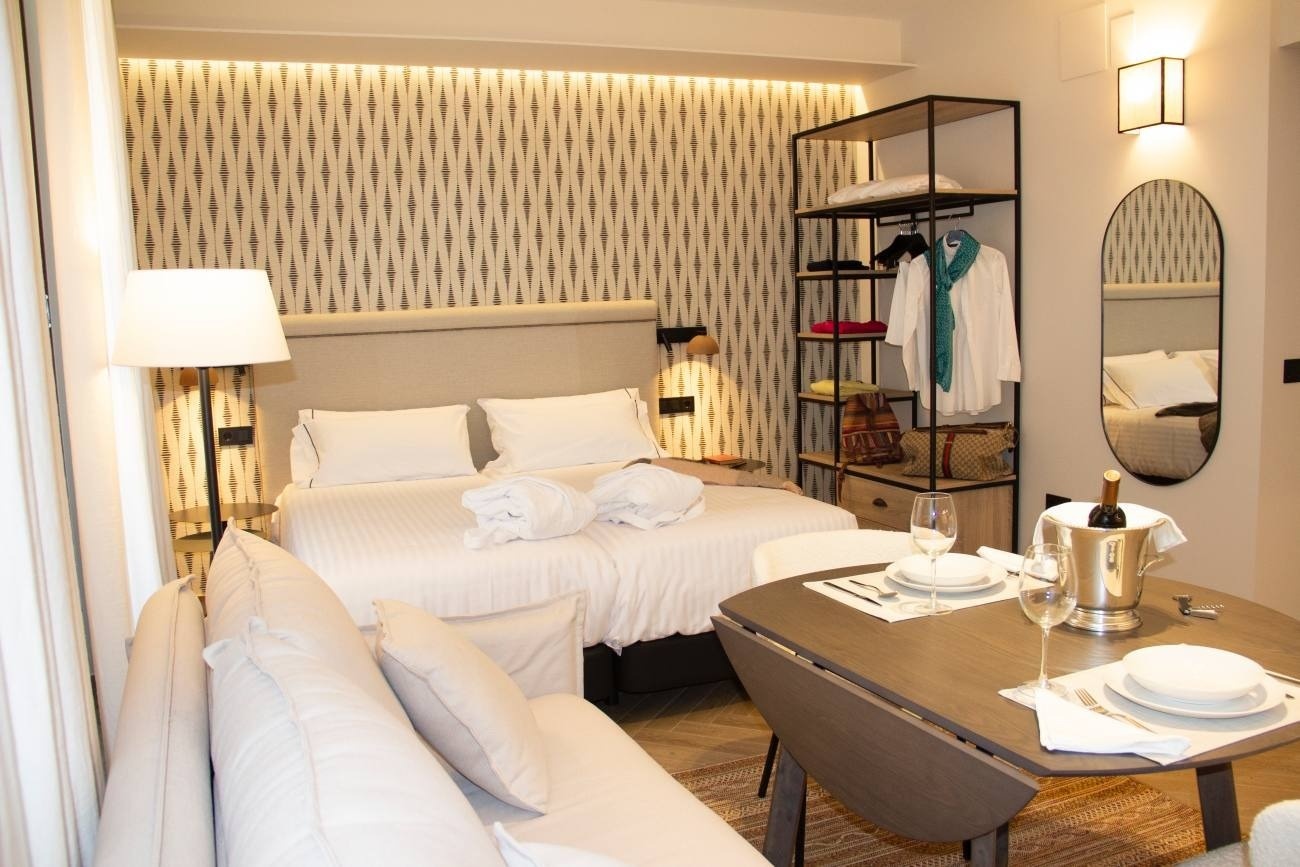 une chambre d' hôtel avec deux lits , une table et un miroir