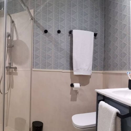 une salle de bain avec un lavabo et une toilette