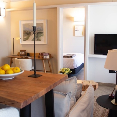 une table en bois avec un bol de citrons sur elle