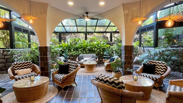 ein Teller mit Käse und Tomaten auf einem Tisch