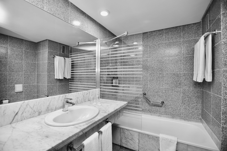 un baño con un lavabo y una bañera