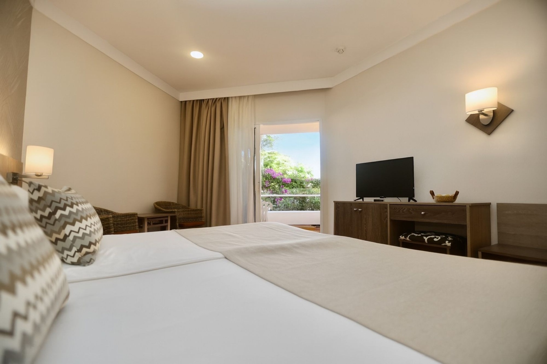 una habitación de hotel con una cama y una televisión