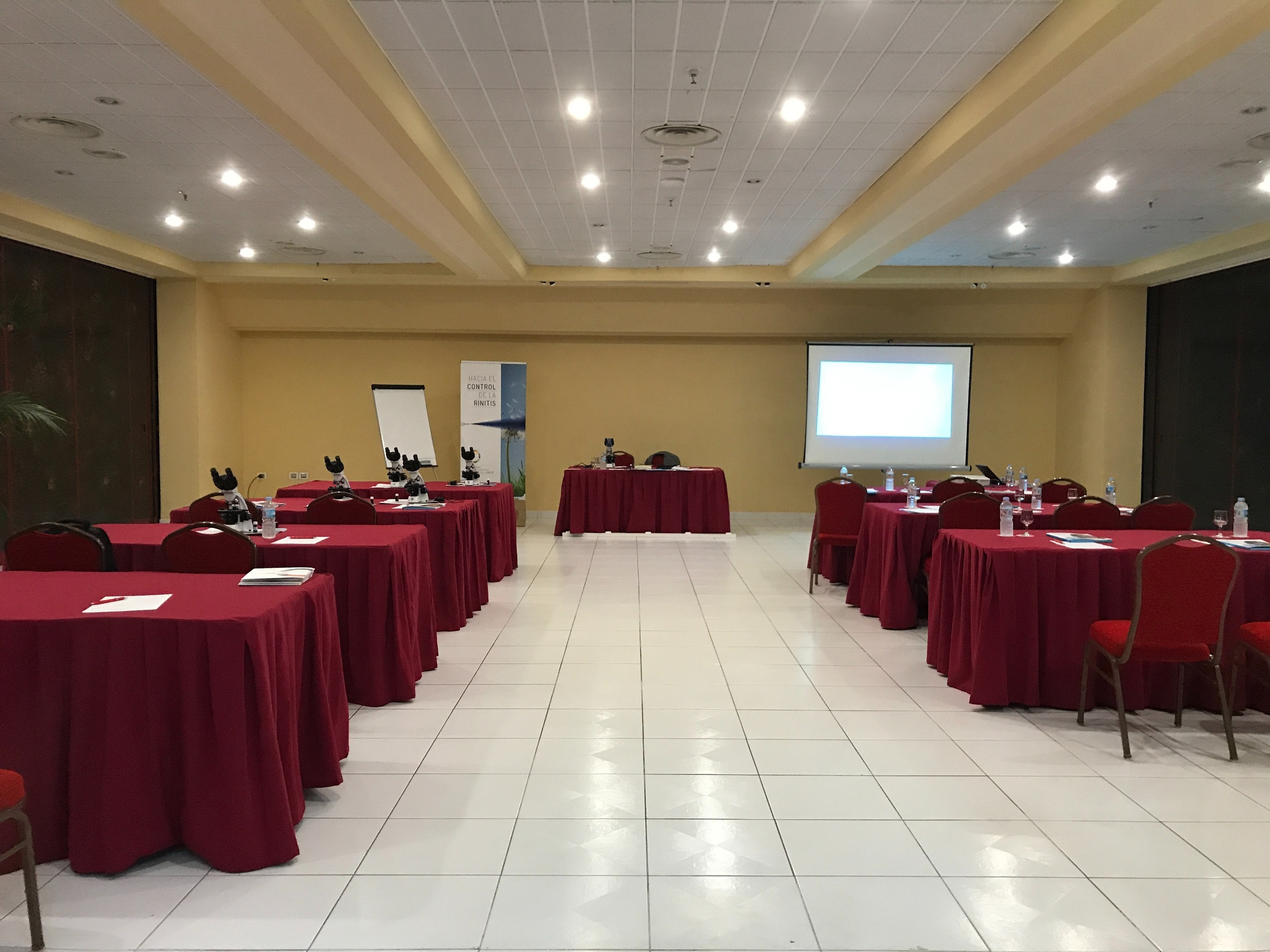 une table avec des assiettes et des verres et un menu à côté