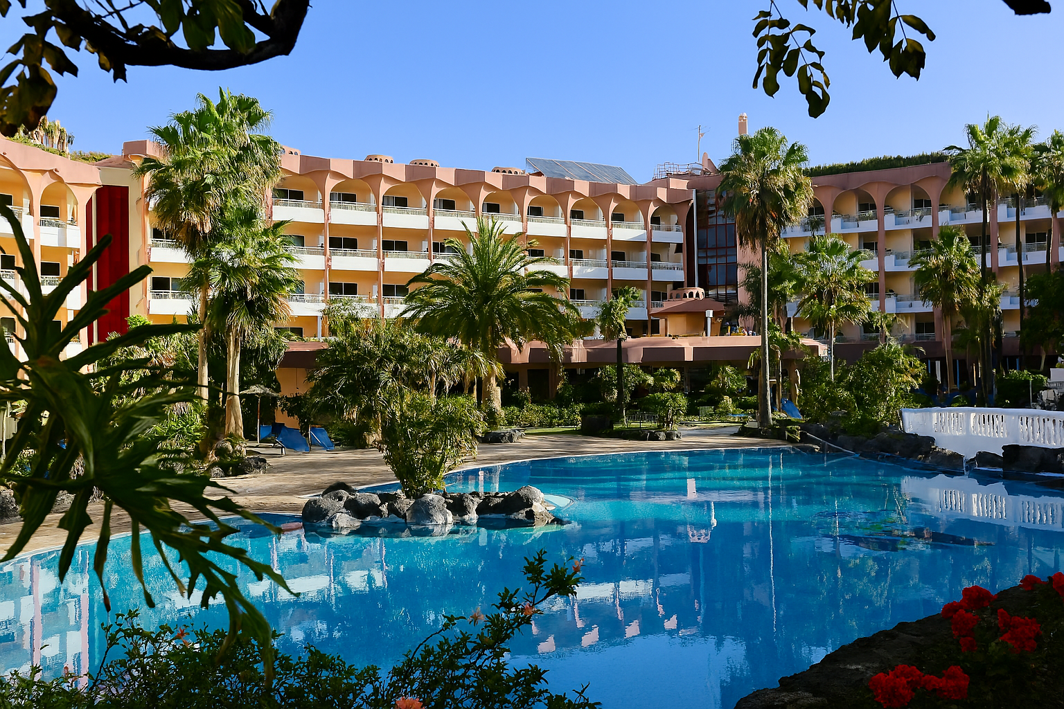 ein großer Swimmingpool vor einem großen Hotel