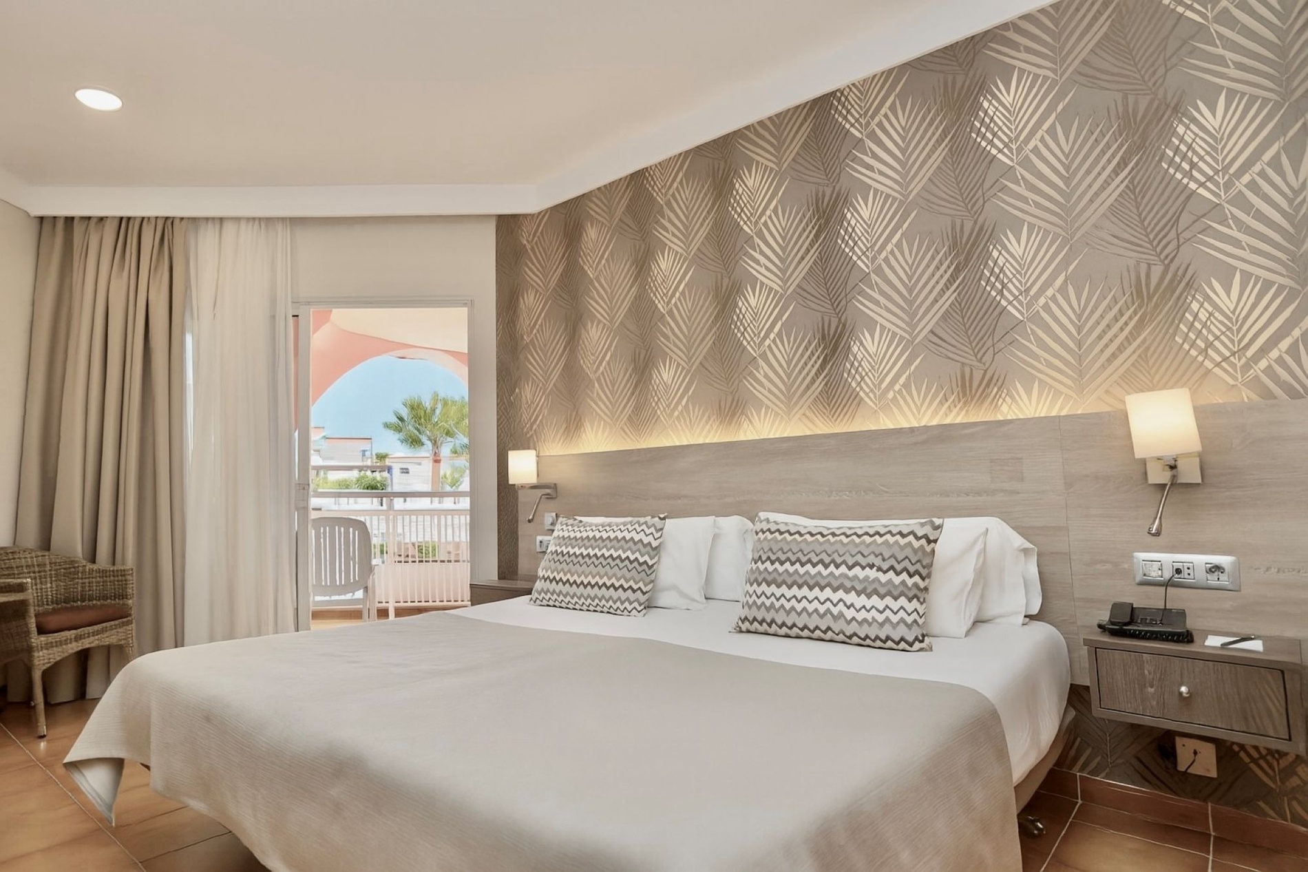 una habitación de hotel con una cama y una mesa de noche