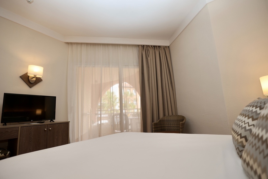 una habitación de hotel con una cama y una televisión