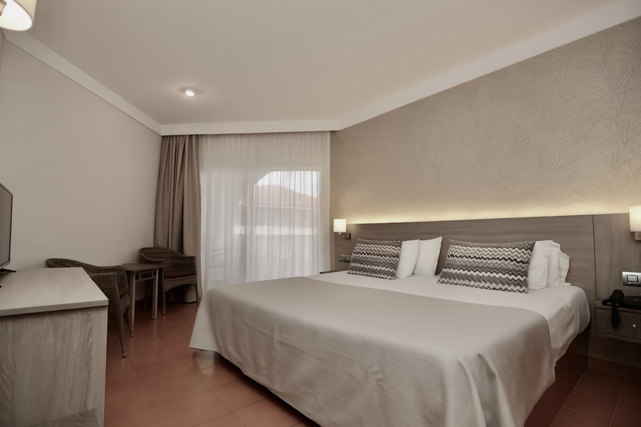 una habitación de hotel con una cama y una televisión