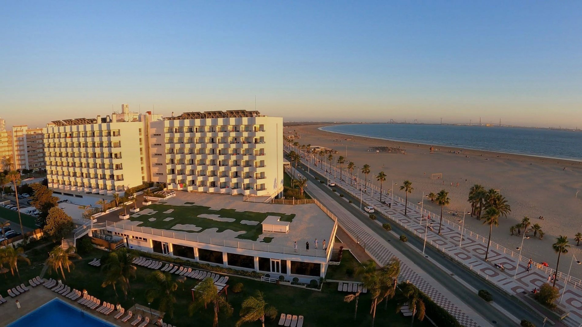 una vista aérea de un hotel junto a la playa