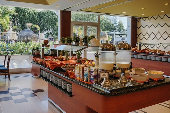 un buffet lleno de comida y bebidas en un hotel