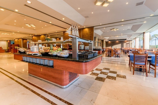 un buffet en un restaurante con platos de frutas y verduras