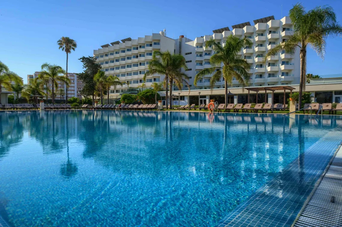 Beachfront hotel with pool. Location and Contact | Hotel Puertobahia & SPA | Official Web.