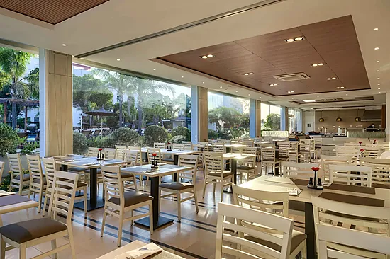 Buffet de desayuno en Puerto Bahia Spa, con frutas frescas y mesa de postres.