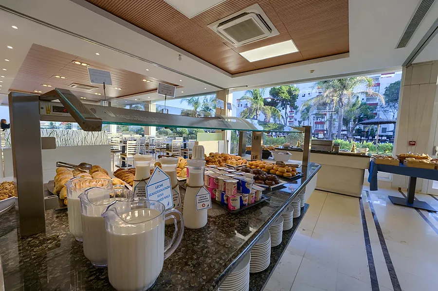 Desayuno buffet en Puerto Bahía Spa: cereales, frutas y bollería.