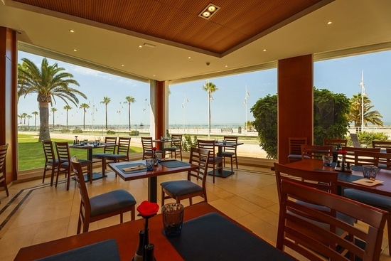 un restaurante con mesas y sillas y una gran ventana