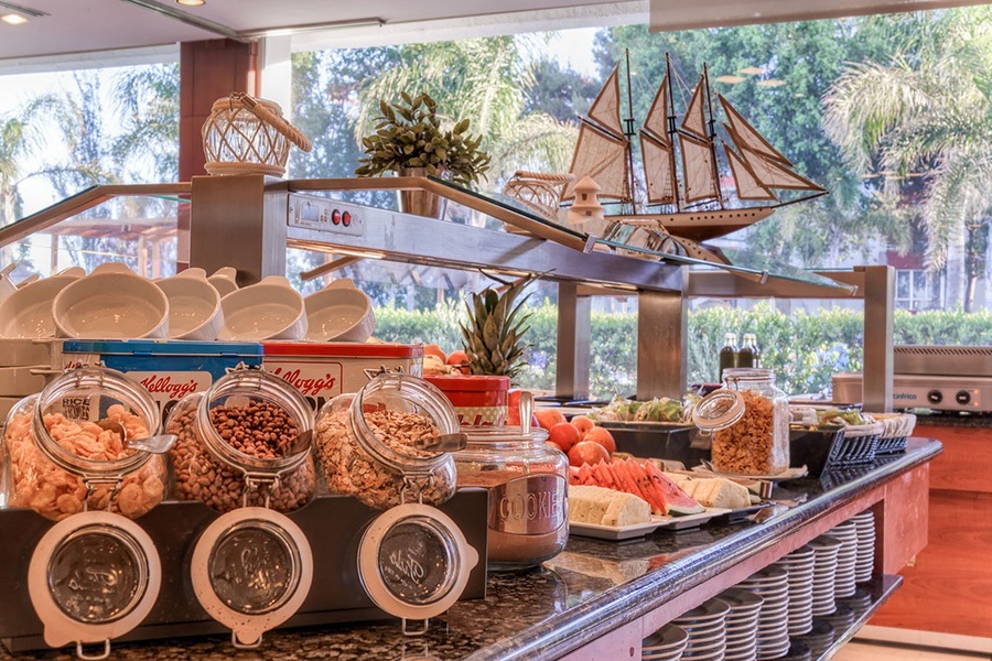 un buffet con varios tipos de cereal kellogg 's y nutella