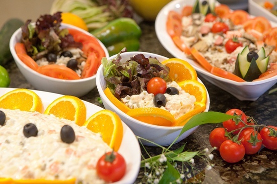 tres cuencos de ensalada con naranjas , tomates y aceitunas