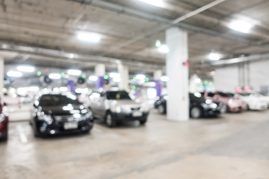 algunos autos están estacionados en un estacionamiento subterráneo