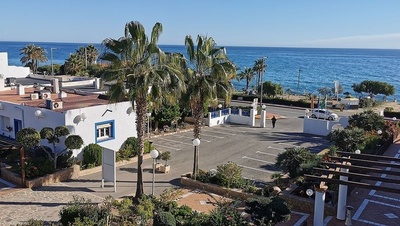 una vista del océano desde un edificio blanco