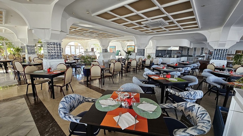 un restaurante grande con muchas mesas y sillas