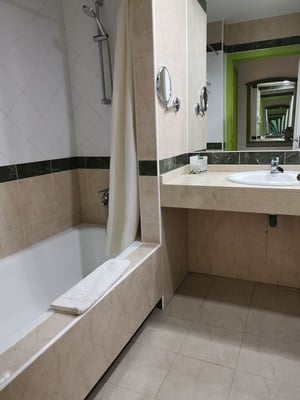 un baño con una bañera y un lavabo