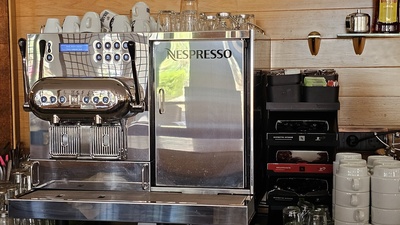 una máquina de café de acero inoxidable con la palabra nespresso encima - 