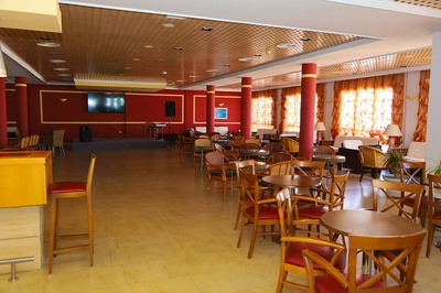 Sofá y mesas de café en el salón del Hotel El Puntazo. - 