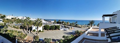 una vista del océano desde un edificio blanco