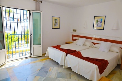 Habitación twin en El Puntazo con balcón y vistas al exterior. - 