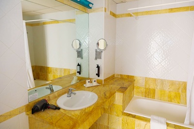 Baño moderno en El Puntazo con mármol amarillo, ducha y secador. - 