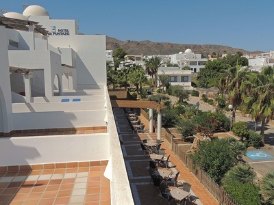 un edificio blanco con la palabra hotel de puntazo encima - 