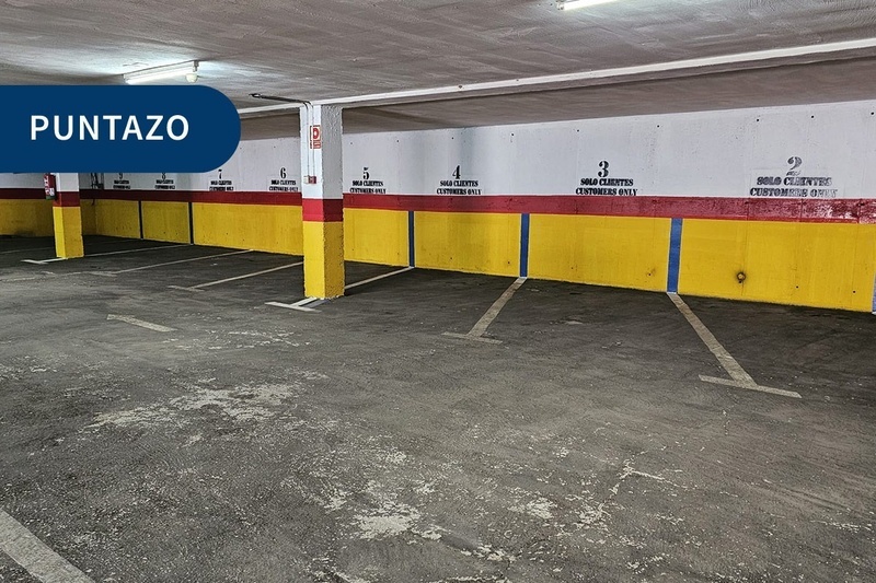 una imagen de un estacionamiento con la palabra puntazo en el fondo