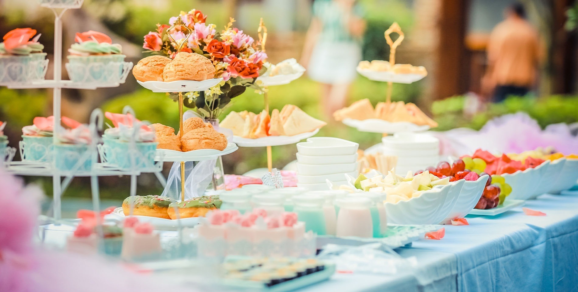 una mesa llena de cupcakes y frutas