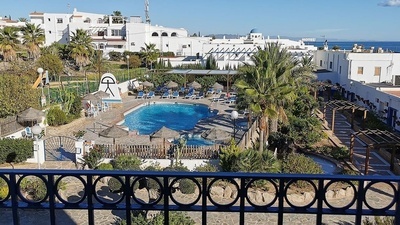 una vista aérea de una piscina en un hotel