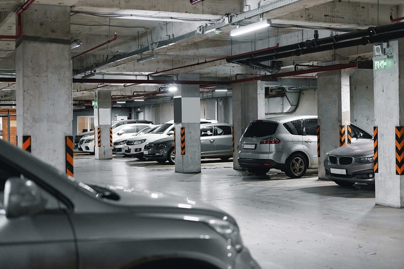 un bmw está estacionado en un estacionamiento subterráneo