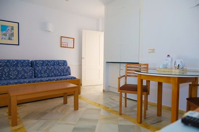 Apartamento en El Puntazo con salón azul y comedor. - 