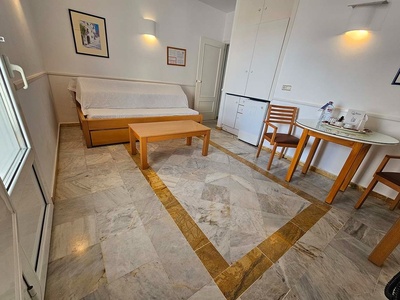 una sala de estar con un sofá y una mesa