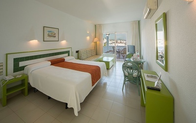 una habitación de hotel con una cama y una mesa