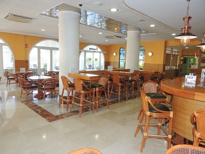 un restaurante con mesas y sillas y un bar - 